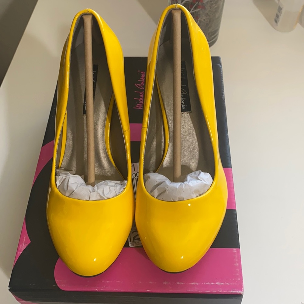 NEW In Box Michael Antonio Yellow Pumps Size 5.5
